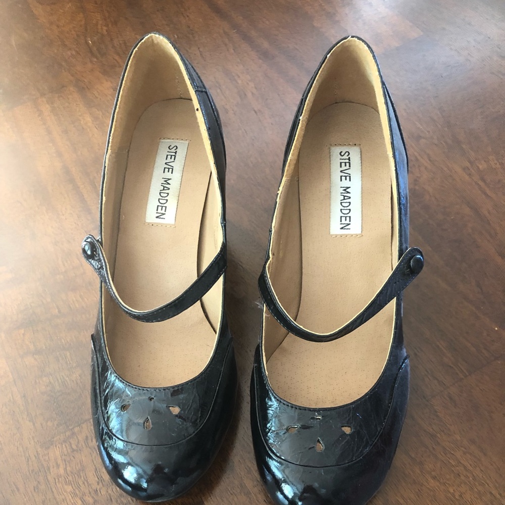 Black pumps